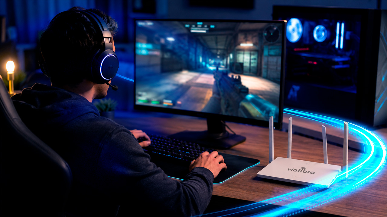 Computador gamer conectado à internet de fibra óptica ViaFibra